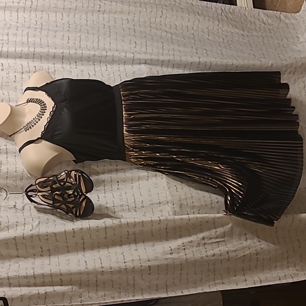 NWOT metallic pleated plisse midi skirt